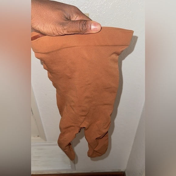 SKIMS Seamless Sculpt HIGH-WAISTED ABOVE THE KNEE SHORT XS in Bronze - Picture 2 of 5